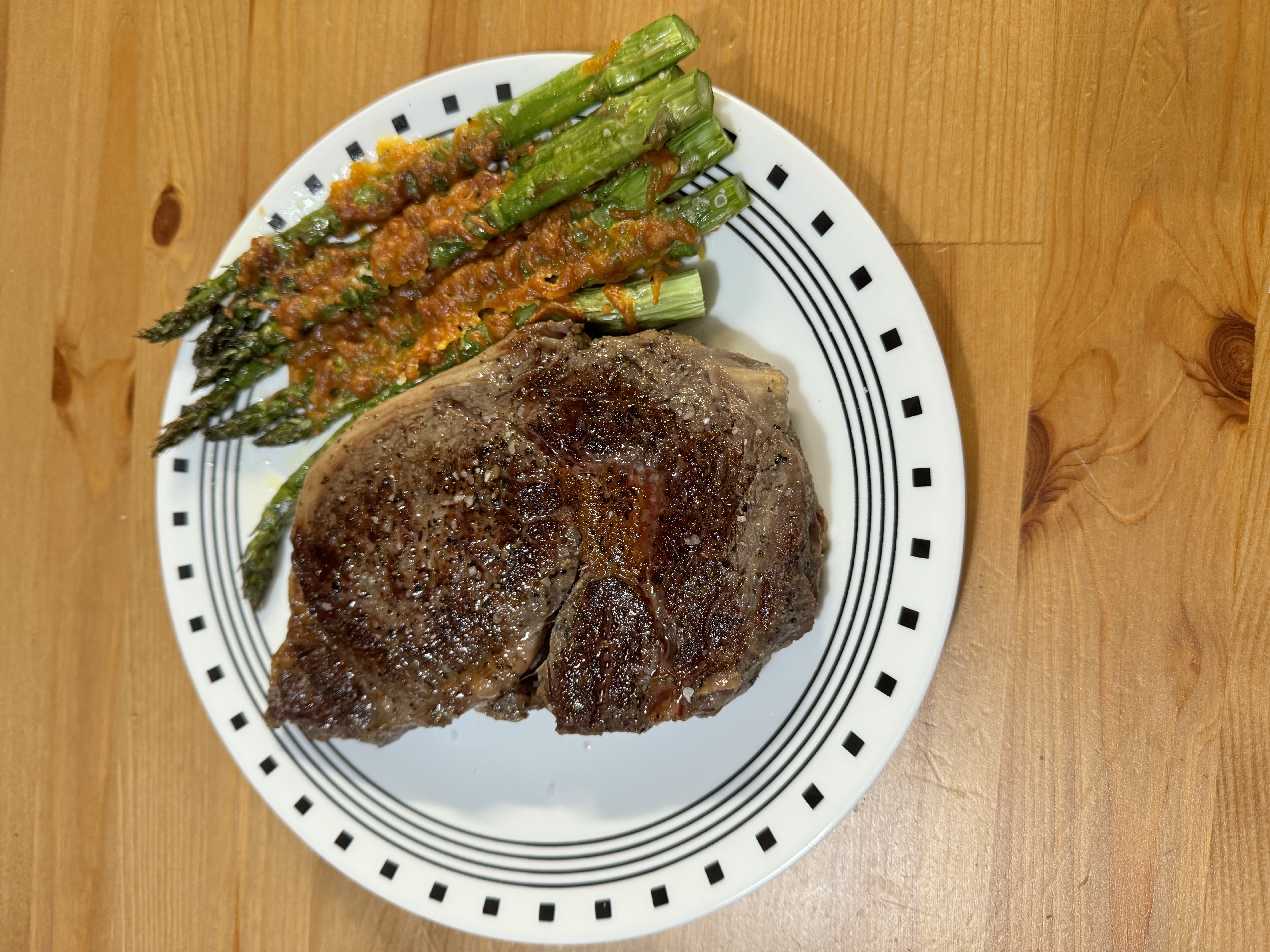 Steak plated with asparagus.